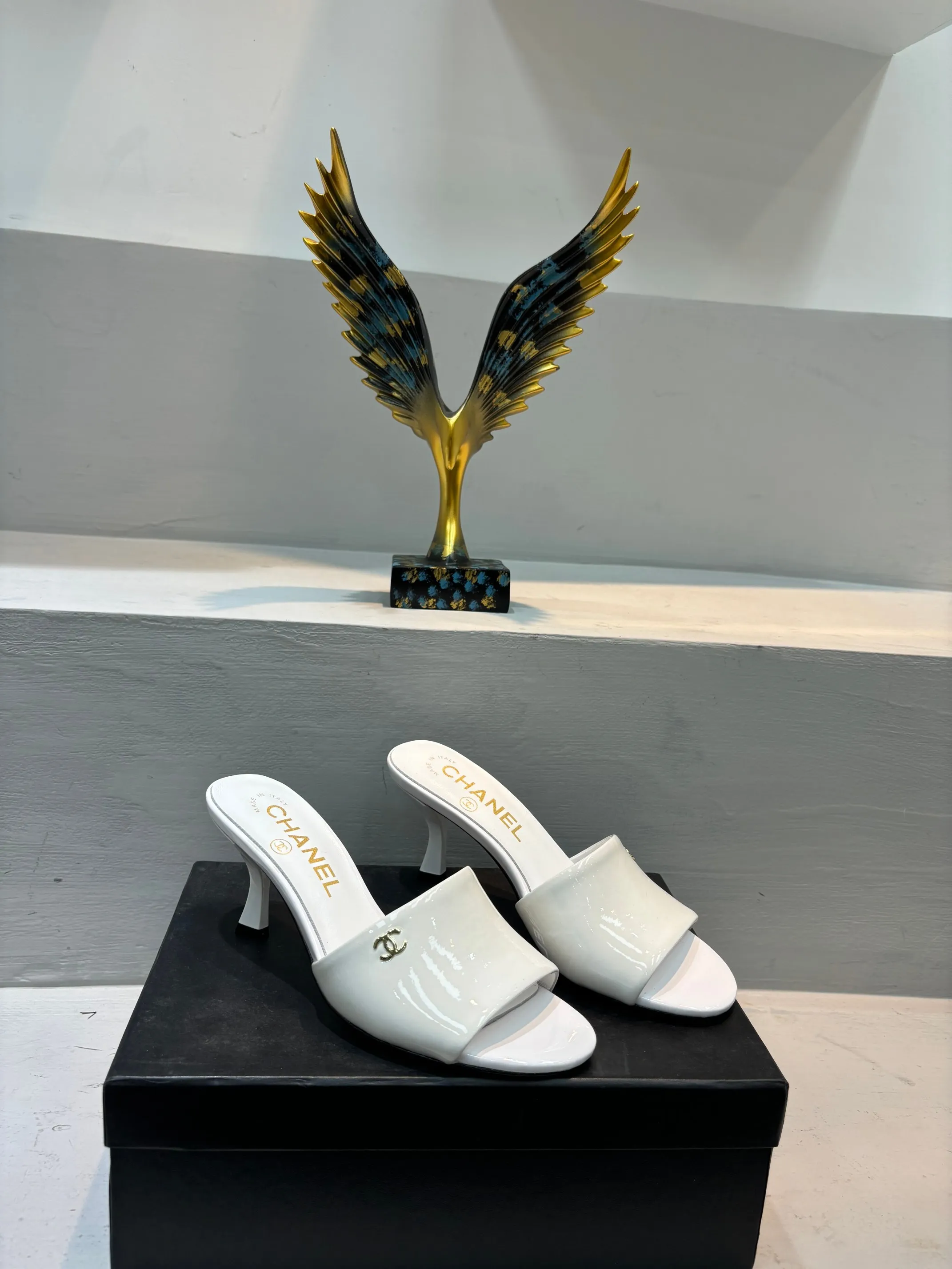 👟👟Ex-factory price 520👟👟 🌲🌲🌲 Chanel's new slippers for early summer, the same style is used by major fashion bloggers and celebrities, they are so beautiful! The upper is made of imported glossy patent leather and the lining is made of sheepskin. Original leather outsole, heel height 5cm. Size: 35-41 (custom-made 40 and 41 non-refundable)